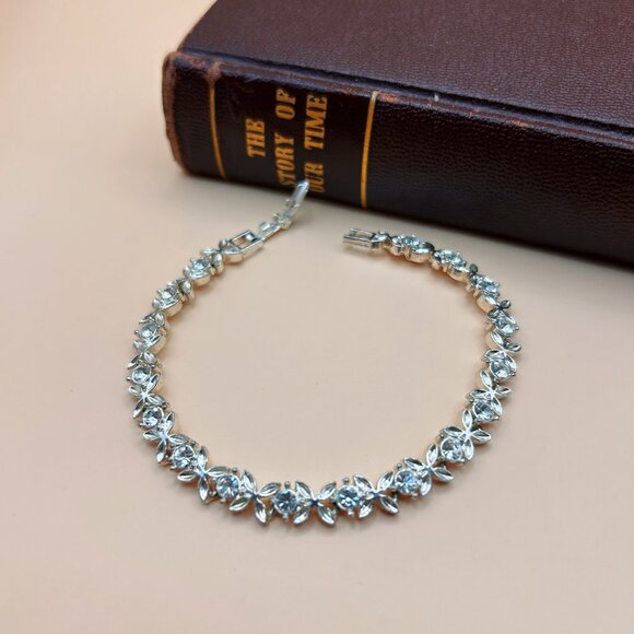 Vintage Avon Silver Tone Rhinestone Tennis Bracelet – Floral Vine Design, Signed - Picture 7 of 9